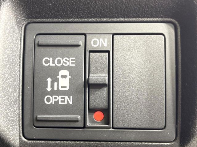 【パワースライドドア】スマートキーや運転席のスイッチでスライドドアの開閉が可能♪電動だから力を入れてドアを開ける必要が無く、小さいお子様でも、重い荷物を持っている時もラクに開け閉めできます♪