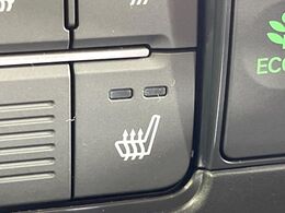 【シートヒーター】寒い日に重宝するシートヒーター！エアコンより早く温まってくれるので寒がりの人も安心ですね♪エアコンの温風は乾燥するから苦手、という方にもをおすすめです。