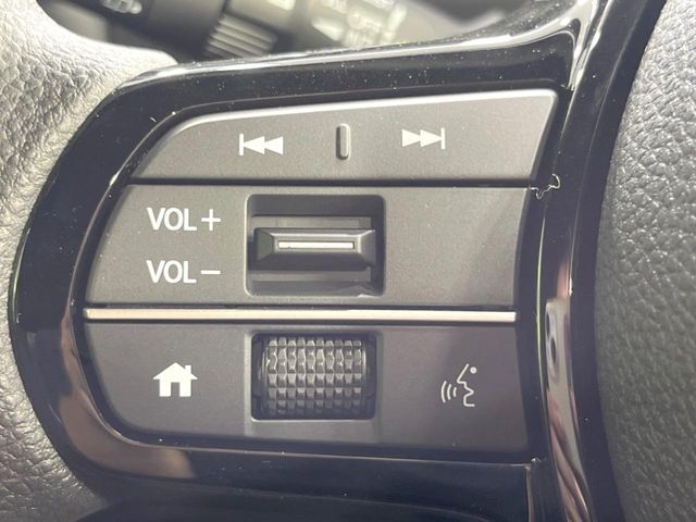 【ステアリングスイッチ】運転中、前方から目線をそらすことなく、オーディオ等の操作が可能な便利機能！安心＆快適なドライブを演出してくれます♪