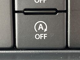 【アイドリングストップ】赤信号や渋滞で停車した際にエンジンを停止し、無駄な燃料の消費を抑えます。燃費向上や環境保護につなげる機能♪エンジンはブレーキを離せば再始動します。