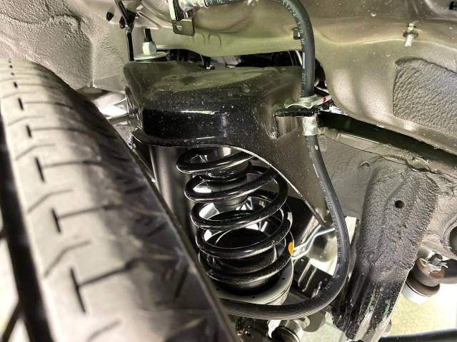 お車を安心してお乗りいただく為には、足回りの定期点検が欠かせません。サービスサポート（有償保証）では無料点検もご提供しており、安心のカーライフをお過ごしいただけるサポート体制が整っています。