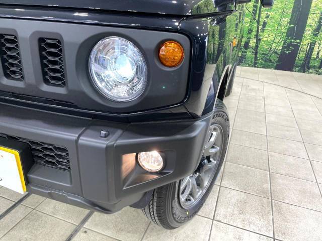 【LEDヘッドライト】悪天候や夜間走行時も良好な視界を確保し安心して運転できる高輝度LEDヘッドライトを装備！点灯速度が早く、消費電力も抑えられています。