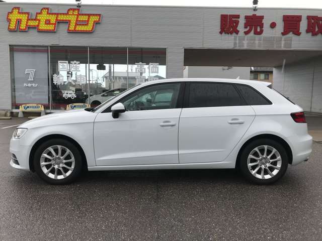 お客様に当店を通して輸入車を初めて購入する機会を舞台と捉え、厳選された上質な輸入中古車と、それに伴う高級感あるショールームで特別な高揚感を体感していただきたいと思っています。