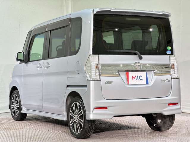 納車前にはスタッフによってピカピカに仕上げてご納車致します。オプションでガラスコーティングなどオススメ品も格安で承ります！