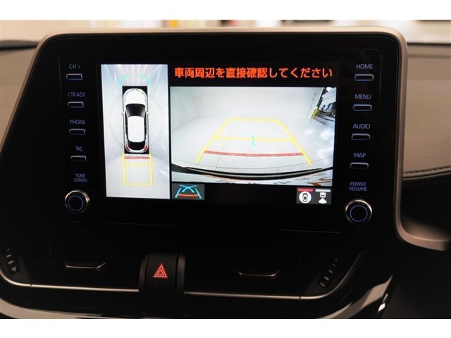 車の前後左右に取り付けられたカメラで、視線やバックモニターでは死角となる前方や真横も確認できます。狭い駐車スペースもスムーズに駐車できます。