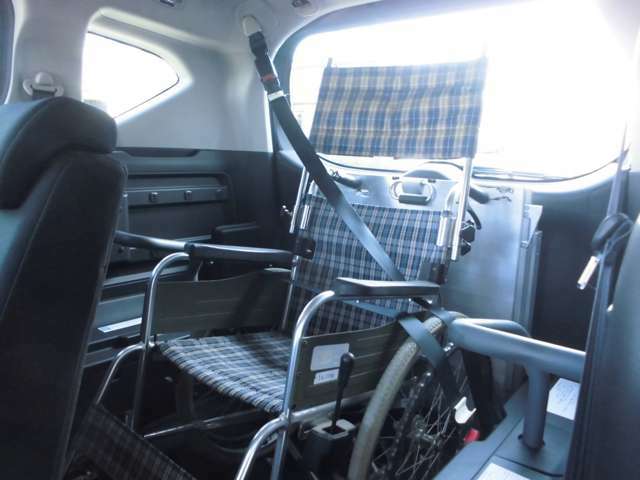 車いす利用者にも安全性の高い3点式シートベルトを備えています。