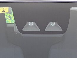 【スマートアシスト】走行中に前方の車両等を認識し、衝突しそうな時は警報とブレーキで衝突回避と被害軽減をアシスト。より安全にドライブをお楽しみいただけます。