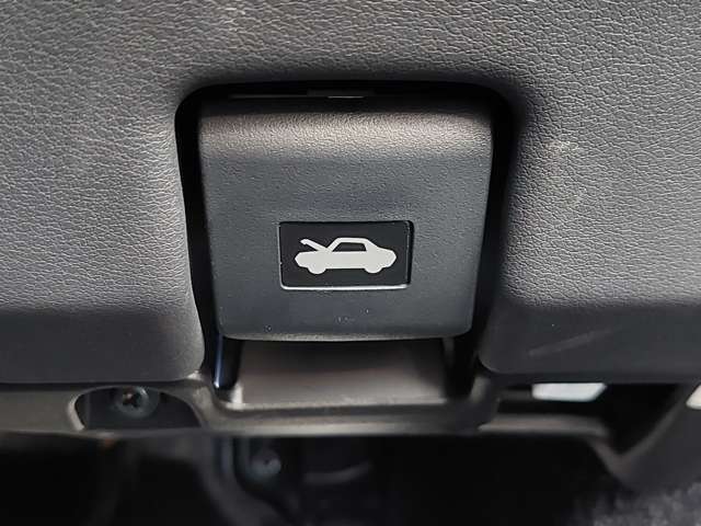 【運転席操作部】『運転席周辺の装備』の画像になります。快適なドライブを楽しむための機能が装備されています！運転席から触れるので使いやすいです！