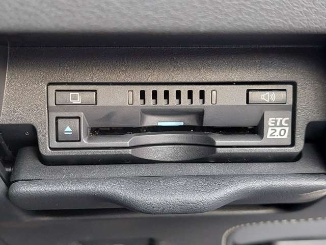 【ETC】有料道路を利用する際に料金所で停止することなく通過できる、ETC車載器（ノンストップ自動料金収受システム機器）が装備されています。セットアップを行うことで利用可能になります。