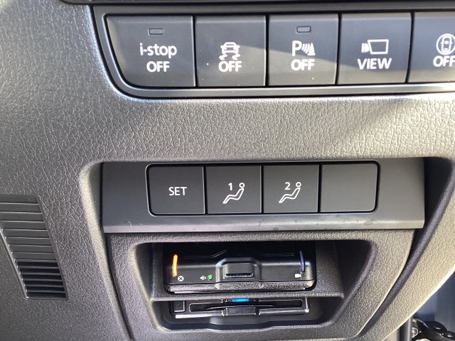 運転席側は、ご自身のシートポジションを記憶させる事ができます。ご主人様と奥様で、それぞれ設定するのもいいですね♪♪
