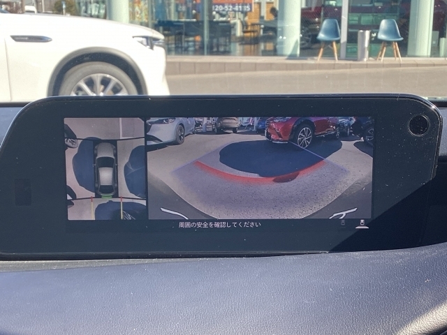 車両の前後左右に備えた計4つのカメラを活用し、車両を上方から俯瞰したようなトップビューを表示。さらに、リア・クロス・トラフィック・アラートやパーキングセンサーで、対象車両や物を検知して知らせます。