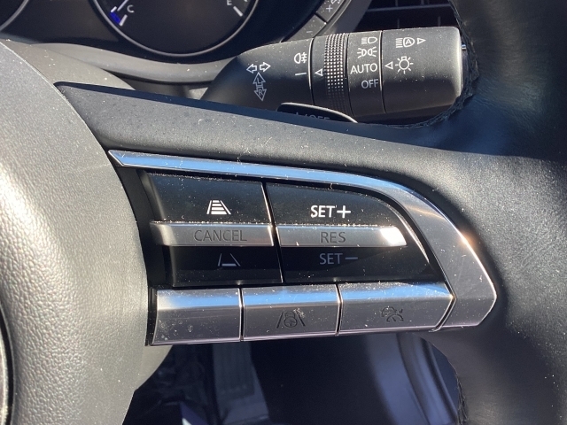 【マツダレーダークルーズコントロール】は先行車との車間を維持しながら追従走行を行い、長距離でのドライバー負担を軽減させてくれます。