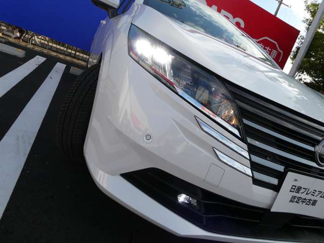 夜間に明るい光が広がるLEDヘッドライトが付いていますのでナイトドライブも安心ですね！