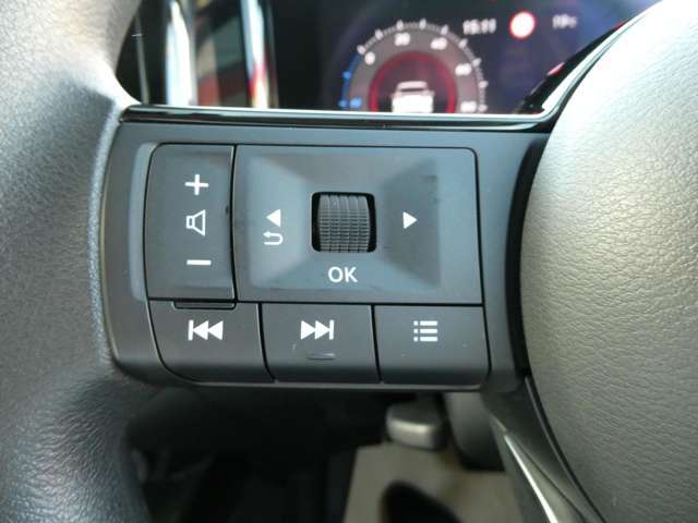 ステアリングスイッチは視点移動するこなくナビゲーションの音量やチャンネルなどの変更が可能です。さらに専用ディスプレイの操作もこのボタンでしていただくことが出来ます！！