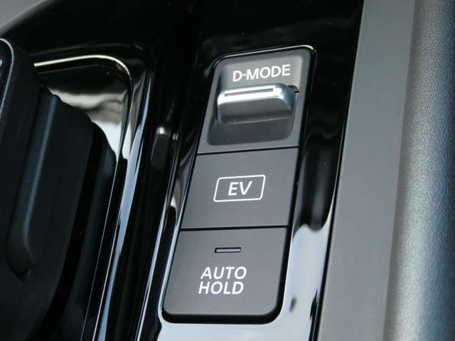 オートブレーキホールドは、ブレーキペダルを離しても車を停止させる機能で、交通渋滞や信号待ちでのブレーキの継続的な使用を減らし、運転の負担を軽減します。坂道発進時もとても便利ですよ！