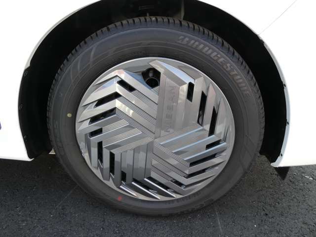 ノートのデザインをさらに際立たせるホイールカバーです。走行距離も少ないのでこれからドンドン使っていただけますね！！