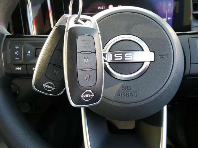 ポケットに入れているだけで、ドアロックの開閉や、エンジンの始動がボタンひとつで出来るインテリジェントキーです。駐車場で小さなお子様から手を離さずに安全に乗り降りができますよ。