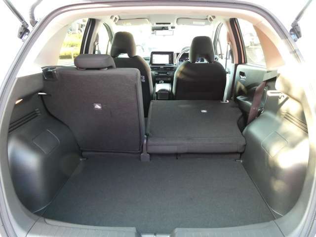 6：4の比率で後席が倒れてくれます。乗車人数と載せる荷物によってレイアウトを変えられます。この広さがたくさんあるe-POWERの魅力のひとつですね。