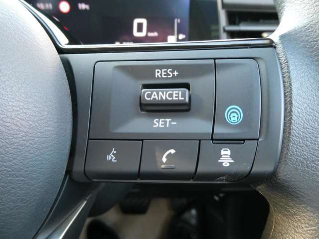 高速道路単一車線で速度を一定に保ち、前を走る車に追従してくれるプロパイロットです！渋滞時にも役立ちます！！さらにカメラが認識してくれればハンドル操作してくれますよ！疲れにくいのでとても良いです！！