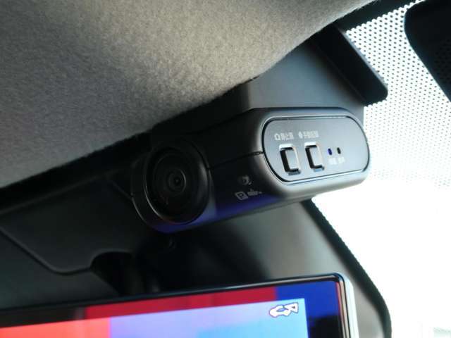 ドライブレコーダーは車室内カメラによる車内および車側面の撮影記録、走行中の幅寄せ対策や後方撮影（リヤガラス越し）にも対応。駐車中、衝撃を検知すると自動的に録画モードが作動、大切な人とクルマを見守ります