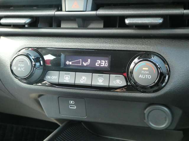 高級感のある内装のイメージを決定付けるオートエアコンです。自動で設定した温度に調整してくれるので、とても楽で便利ですね。その下にはUSBタイプCの充電端子が付いています！
