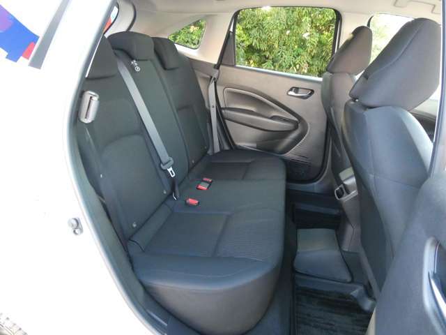 e-POWERは優れた燃費性能をもちながら後席やラゲッジスペースが広いです！バッテリーに大容量の電力をためておく必要がないため、小型化した駆動用バッテリーは、前席シート下にコンパクトに搭載しています。