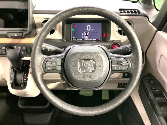 インテリアに合わせたデザインのステアリングは、運転される方のことも考え、運転しやすい形状、大きさです。是非一度、実際に触ってお確かめください。