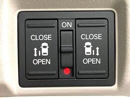 【両側パワースライドドア】スマートキーや運転席のスイッチで後席両側スライドドアの開閉が可能♪電動だから力を入れてドアを開ける必要が無く、小さなお子様でも簡単に開け閉めでき快適です♪