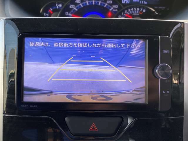 ガイドライン付きバックカメラは駐車時に運転をサポートしてくれます。