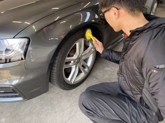 お客様のご購入車両には、タイヤワックスをしてツヤだしタイヤのひび割れを抑制します！！