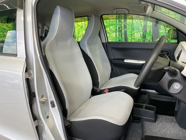 運転席まわりには十分なスペースがあり、大柄な方でもゆったり運転していただける環境です。