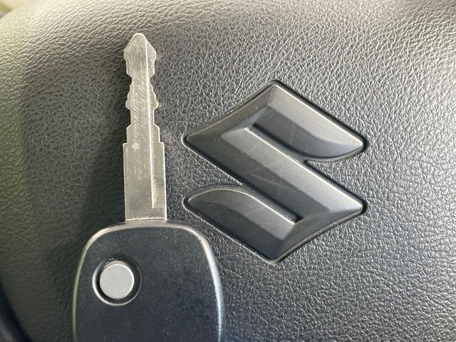 【キーレス】少し離れた場所からでもボタン一つでドアの開錠・施錠ができるのでとっても便利！ドアの鍵穴周りに傷をつけることもありません
