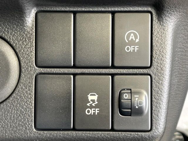 【アイドリングストップ】赤信号や渋滞で停車した際にエンジンを停止し、無駄な燃料の消費を抑えます。燃費向上や環境保護につなげる機能♪エンジンはブレーキを離せば再始動します。