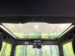 【ガラスルーフ】ガラスルーフ搭載で車内の解放感が一気にアップ！開放的なドライブをお楽しみいただけます。