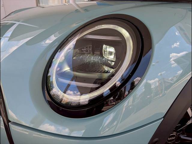 先進のLEDヘッドライトを装備。視認性と明るさが向上しより、安全運転をお楽しみいただけます。