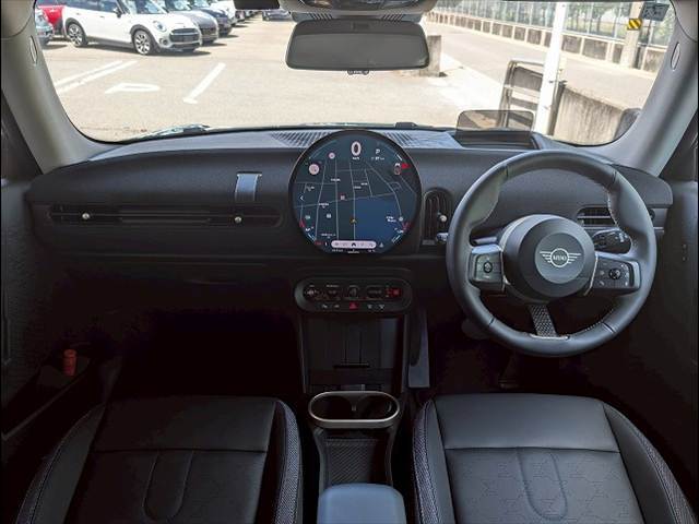 MINIならではのコックピット！！高級感があり、かつシンプルなデザインが飽きがこないとご好評いただいております。スイッチ一つ一つにも「こだわり」とセンスを感じます。