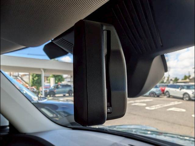 MINI純正のミラー一体型ETCが装備されております！ETC2.0対応で高速道路と自動車がリアルタイムで情報連携し、渋滞迂回ルートや安全運転をサポート！便利で快適なドライブを手助けします！
