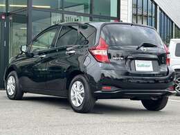 左斜前の写真です。車は店舗にて展示販売しております。綺麗に洗車しており、お客様にいつご来店いただいても問題ない状態です。ガラスコーティングなどのメニューも多数あります。※別途有料です。