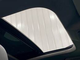 【サンルーフ】装備で解放感があり、車内も明るくなります！