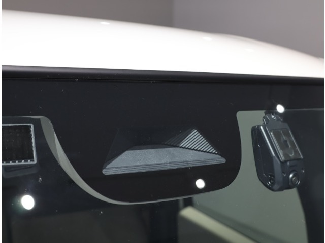 ホンダセンシング機能を支えているフロントカメラ（ドライブレコーダーではございません）！道路状況等を検知してドライバーの安全運転をサポート！※能力には限界がありますので過信せず安全運転をお願いします！