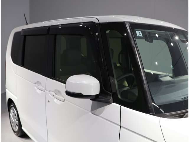 電動格納ミラーになっておりますので、車内からミラーの角度の調節、開いたり・格納ができて便利です♪