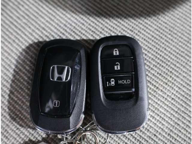 ★スマートキーが付いています！乗り降り時のドアロックやエンジンの始動が、鍵を取り出さないで楽にできます！荷物が多いときにも助かります！バッグから鍵が取り出せない！なんて事がなくなりますね！★
