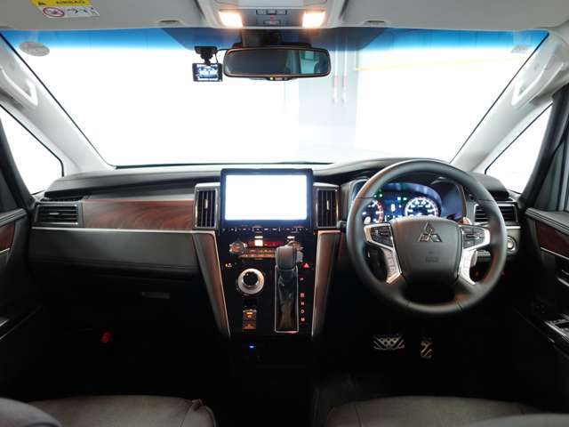 高いアイポジションと大きなフロントガラスで視界も良好！！