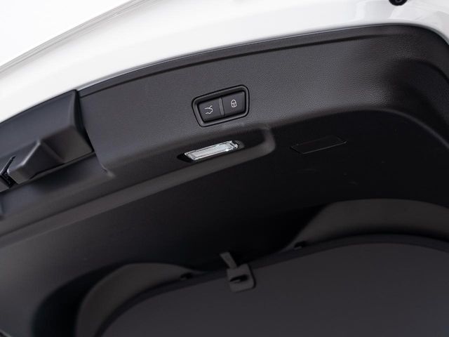 電動テールゲートはボタン1つで楽々に開閉が可能です。