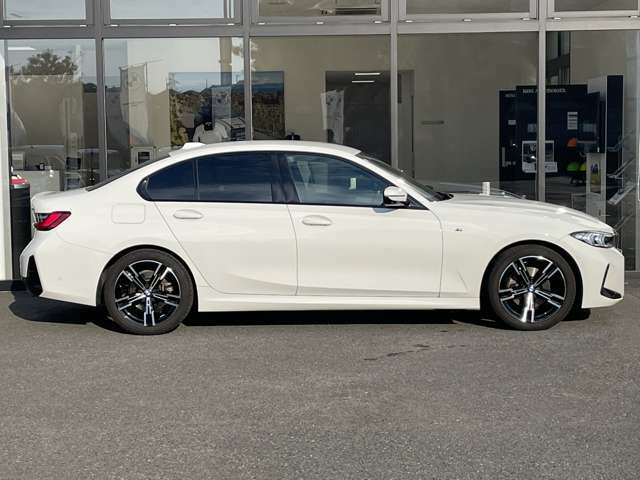 また、BMW正規認定中古車は、エマージェンシーサービスが自動付帯。24時間365日、皆様のカーライフをサポート致します。確かな安心のうえで、「駆けぬける歓び」をご堪能ください。