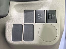 【アイドリングストップ】赤信号や渋滞で停車した際にエンジンを停止し、無駄な燃料の消費を抑えます。燃費向上や環境保護につなげる機能♪エンジンはブレーキを離せば再始動します。