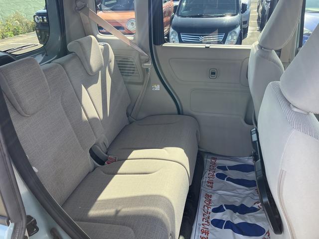 運転席側リヤシート。使用感もほとんどなくきれいな状態に保たれております。