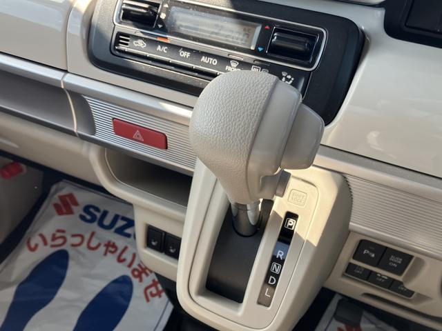 インパネシフトなので足元広々！運転席と助手席間の移動もスムーズにできます。