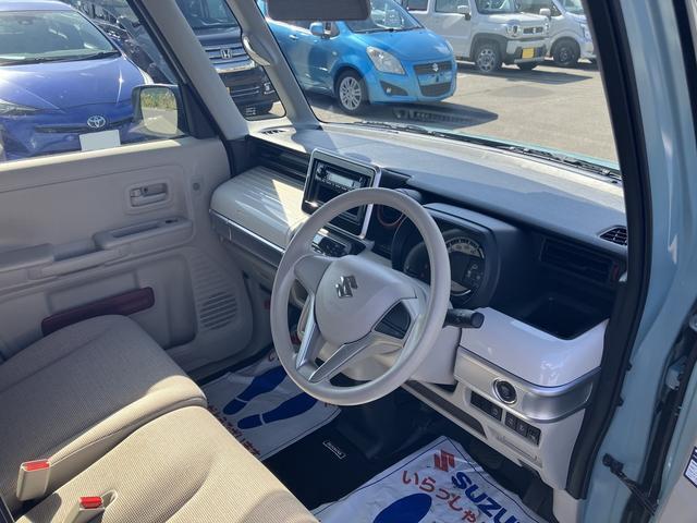 運転席側シートは乗り降りも多く傷みやすいですが、とてもきれいな状態に保たれております。