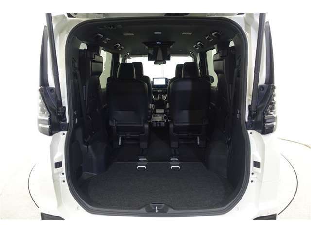 3列目シートは跳ね上げ式で折りたたみが可能です。たためば荷物もしっかり積める！キャンプ用品なども、気兼ねなく積めそうです。旅行にも強い味方ですね。